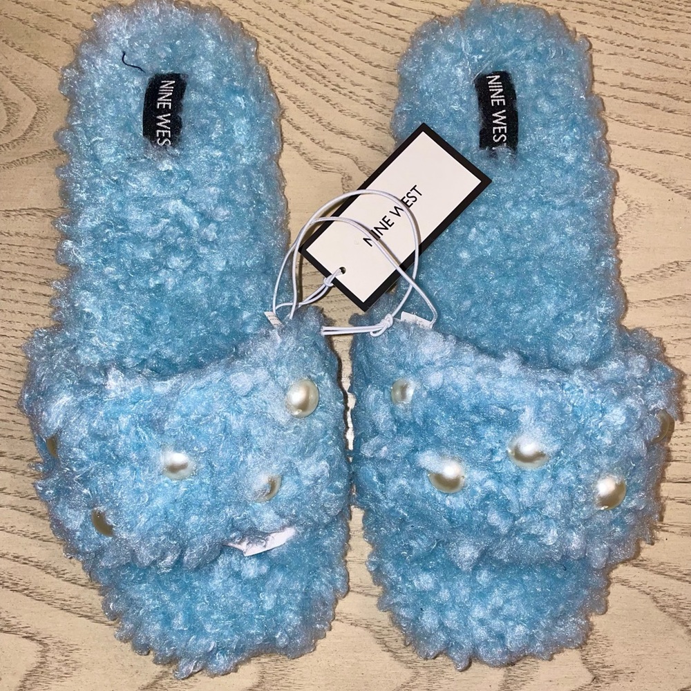 Fluffy pearl slippers